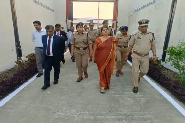अंबेडकरनगर जेल में अधिकारियों का निरीक्षण, बंदियों से सुविधाओं पर किया संवाद